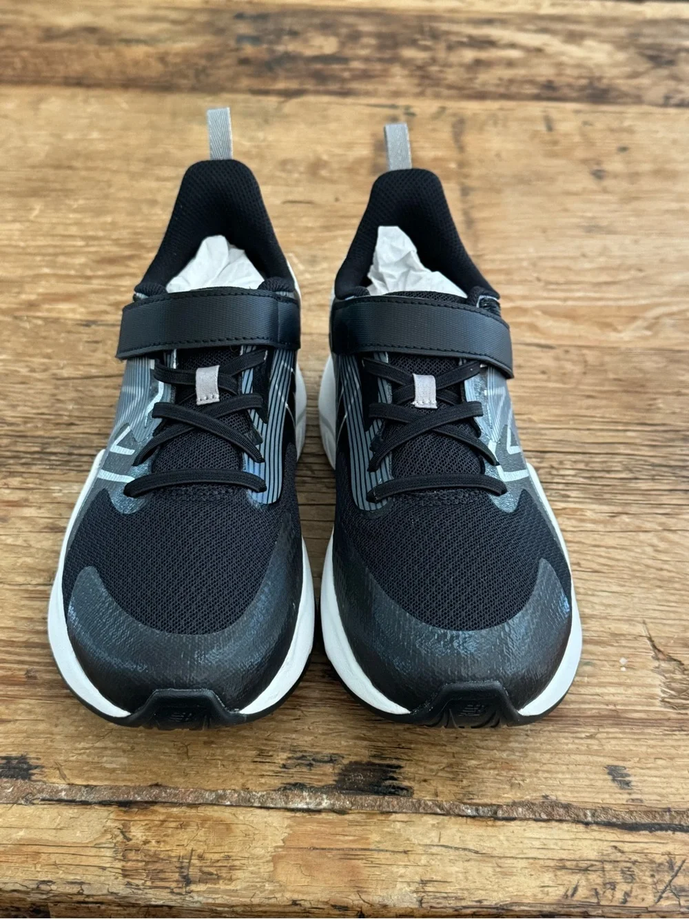 NWT New Balance Rave Run V2 Kids Sneakers Black White (Big Kids Size 6)